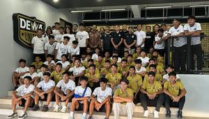 Bhayangkara FC U-20 mengunjungi Dewa United Arena, Tangerang, pada Rabu (22/4/2026) untuk melakukan audiensi dengan Dewa United U-20. Mediasi kedua kesebelasan diselesaikan secara kekeluargaan. (Bola.com/Muhammad Adiyaksa)