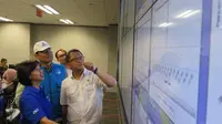 Menkominfo, Rudiantara bersama Direktur & Chief Management XL, Yessie D Yosetya saat kunjungan ke Network Operation Center milik XL di Jakarta, Jumat (23/6/2017). (Liputan6.com/Corry Anestia)