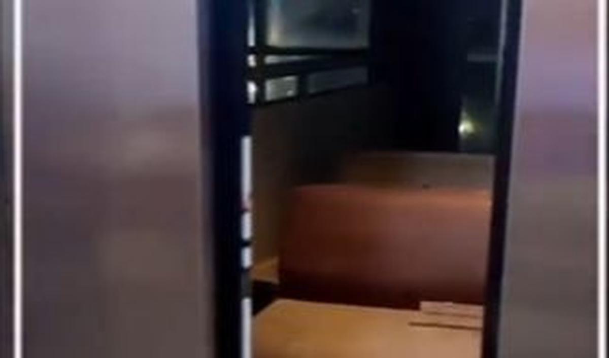 Wanita Terjebak di Lift