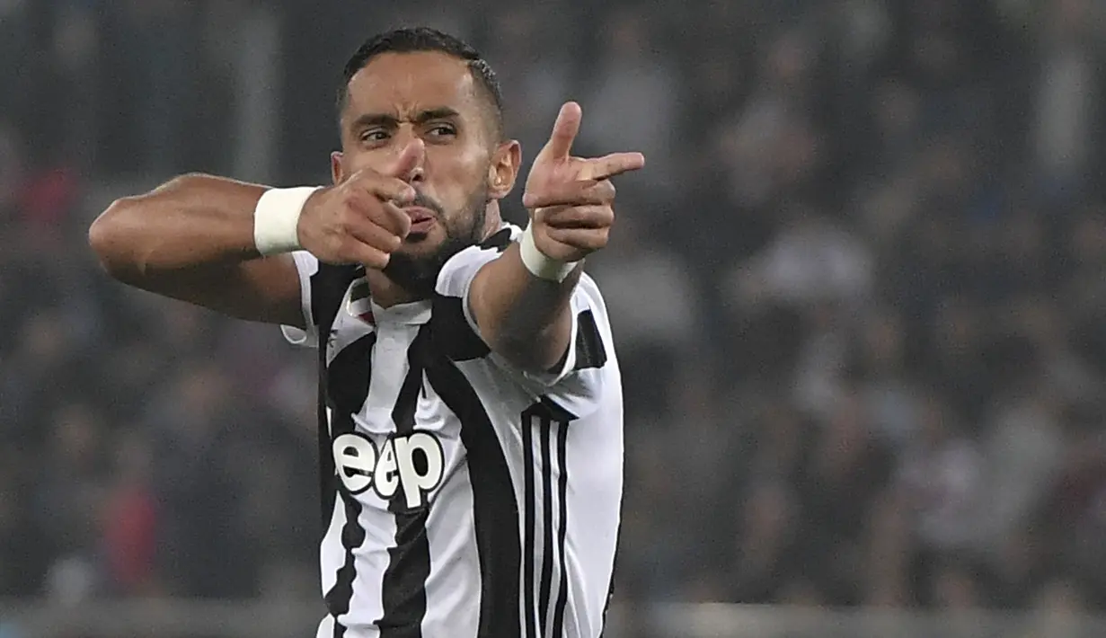 Medhi Benatia. Bek tengah Maroko berusia 34 tahun yang pensiun pada November 2021 ini didatangkan Juventus dari Bayern Munchen pada awal musim 2016/2017 dengan status pinjaman yang akhirnya dipermanenkan di musim berikutnya. Total 2,5 musim ia tampil 59 laga dengan torehan 59 gol. (AFP/Tiziana Fabi)
