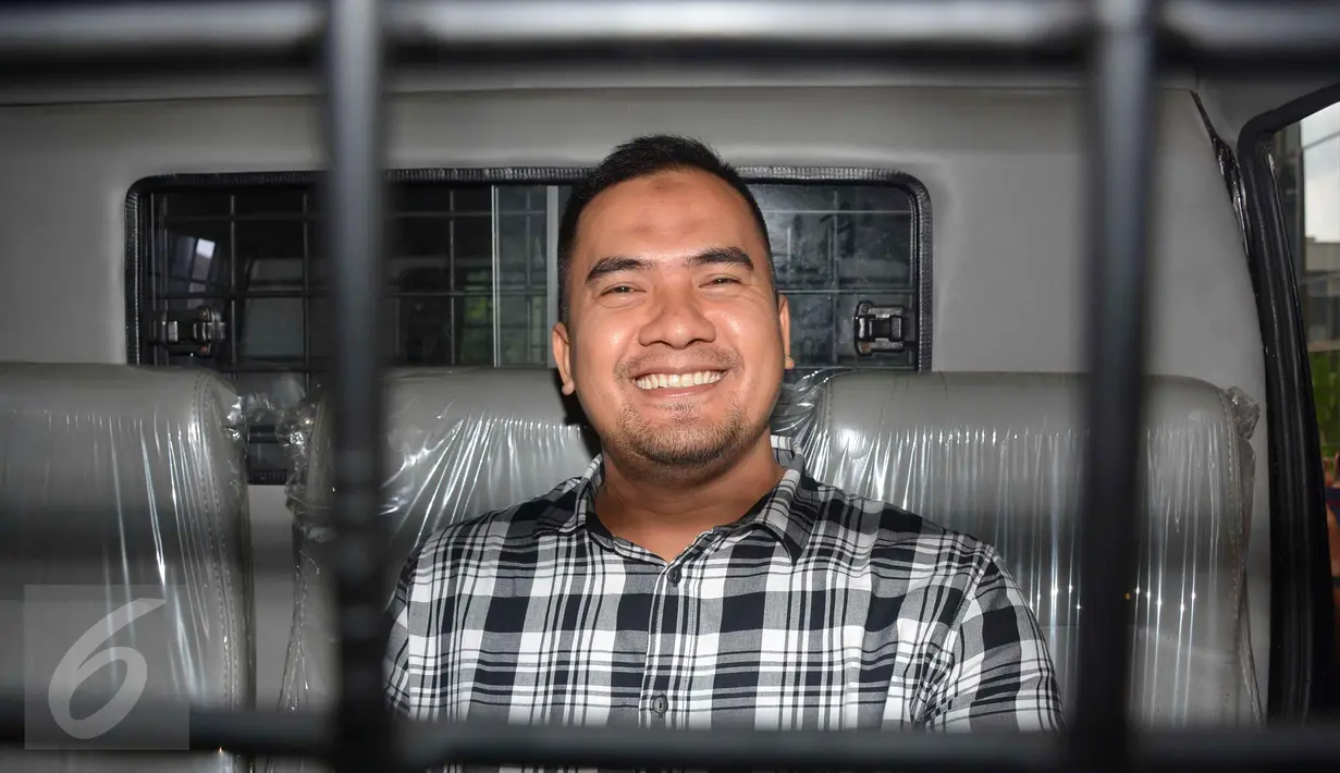 Saipul Jamil usai menjalani pemeriksaan di Gedung KPK, Jakarta, Jumat (7/4). Saipul menyatakan siap menghadapi persidangan. Ia meminta kepada penggemarnya untuk bersabar. (Liputan6.com/Helmi Afandi)