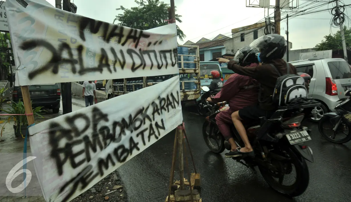Warga melihat-lihat tumpukan sampah yang tersangkut di jembatan Rawajati Kalibata, Jakarta, Selasa (8/3/2016). Hujan yang mengguyur Bogor dua hari terakhir mengakibatkan banjir kiriman yang disertai sampah batang bambu. (Liputan6.com/Helmi Fithriansyah)