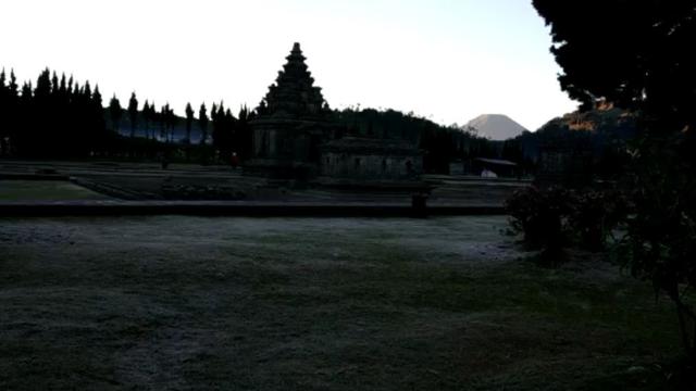 Embun es Dieng di kompleks Candi Arjuna, Dieng Kulon, Banjarnegara. (Foto: Liputan6.com/UPT Dieng/Muhamad Ridlo)