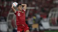 Pemain Timnas Indonesia, Pratama Arhan, melempar bola dari pinggir lapangan dalam pertandingan FIFA Matchday 2023 melawan Timnas Argentina yang berlangsung di SUGBK, Jakarta, Senin (19/6/2023). (Bola.com/Bagaskara Lazuardi)