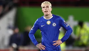 Gelandang Chelsea asal Argentina nomor punggung 49, Alejandro Garnacho, bereaksi di akhir pertandingan Premier League antara Brentford dan Chelsea di Gtech Community Stadium, London, pada 13 September 2025. (HENRY NICHOLLS /AFP)