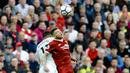 Bek Liverpool, Alberto Moreno, duel udara dengan Gelandang Manchester United, Anthony Martial, pada laga Premier League di Stadion Anfield, Sabtu (14/10/2017). Liverpool bermain imbang 0-0 dengan Manchester United. (AP/Rui Vieira)