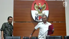 Ketua KPK Agus Rahardjo jelang memberikan keterangan pers terkait penetapan Ketua DPR RI Setya Novanto sebagai tersangka di Gedung KPK Jakarta, Senin (17/7). Ketum Golkar itu diduga terlibat korupsi proyek pengadaan e-KTP. (Liputan6.com/Helmi Afandi)