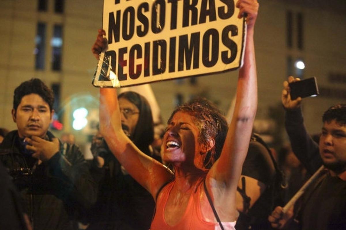 Puluhan wanita pro-aborsi nekat umbar payudara di jalanan Peru