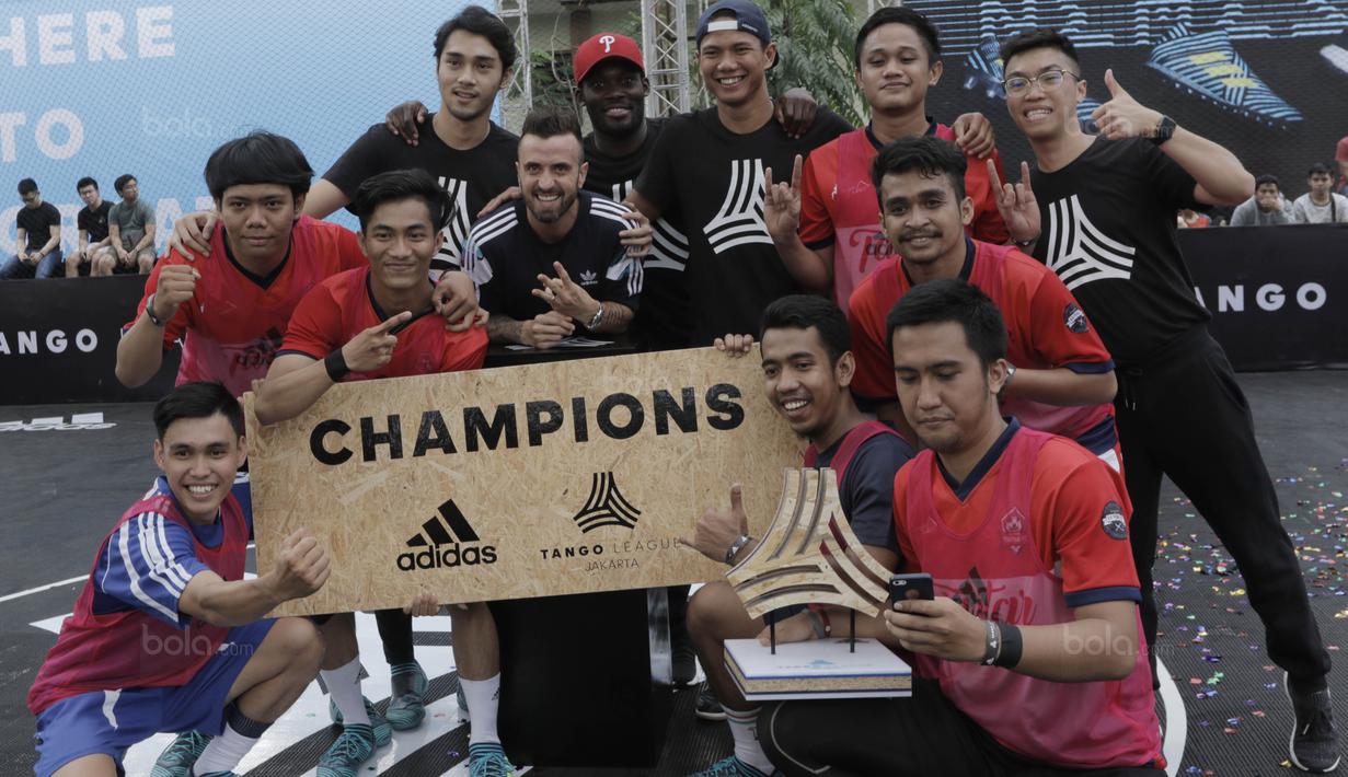 Bintang liga 1, Michael Essien, Paulo Sergio dan Achmad Jufriyanto foto bersama saat acara Adidas Tango League di Senayan City, Jakarta, Minggu (13/8/2017). Acara ini merupakan bagian dari peluncuran sepatu anyar Adidas. (Bola.com/M Iqbal Ichsan)
