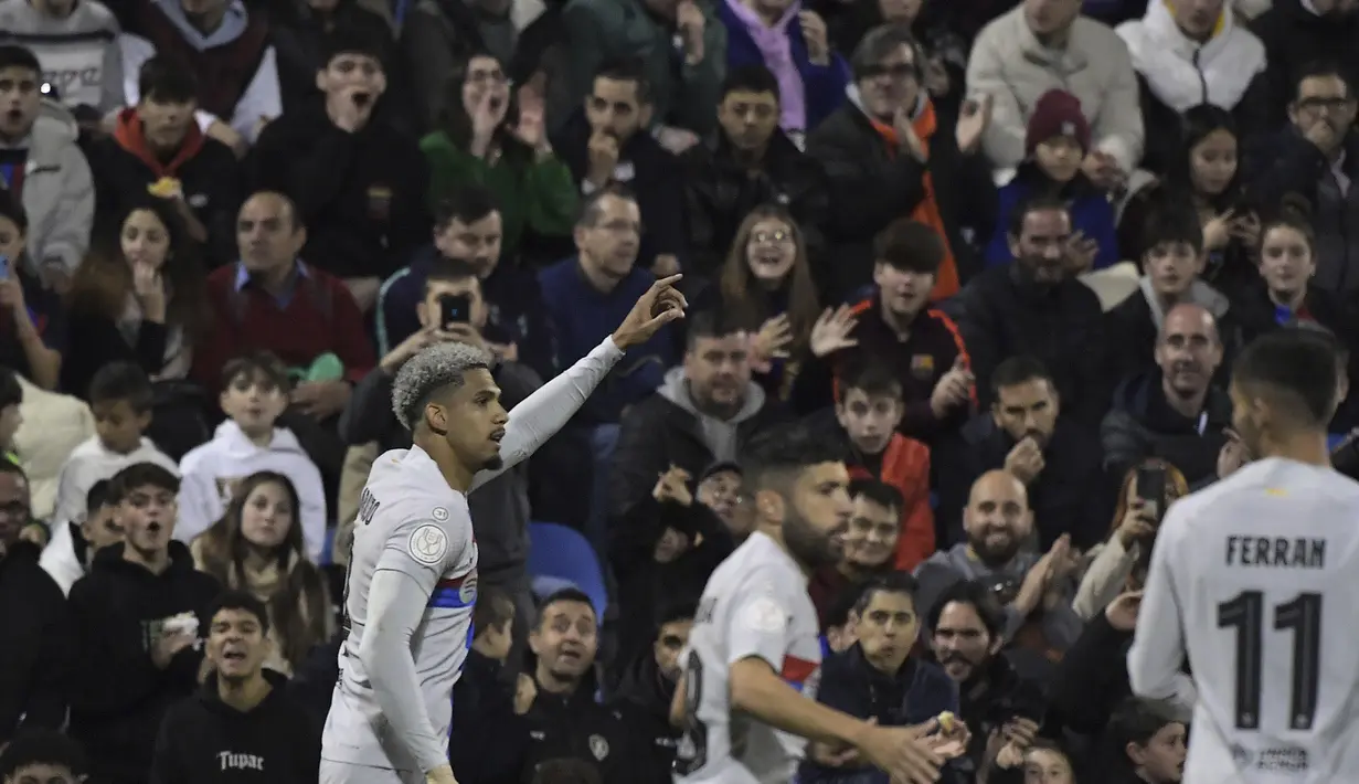 Bek Barcelona, Ronald Araujo berselebrasi dengan rekan setimnya usai mencetak gol ke gawang Intercity pada babak 32 besar Copa del Rey di stadion Ricardo Perez di Alicante, Spanyol, Kamis (5/1/2023). Barcelona menang atas Intercity dengan skor tipis 4-3. (AP Photo/Alberto Saiz)