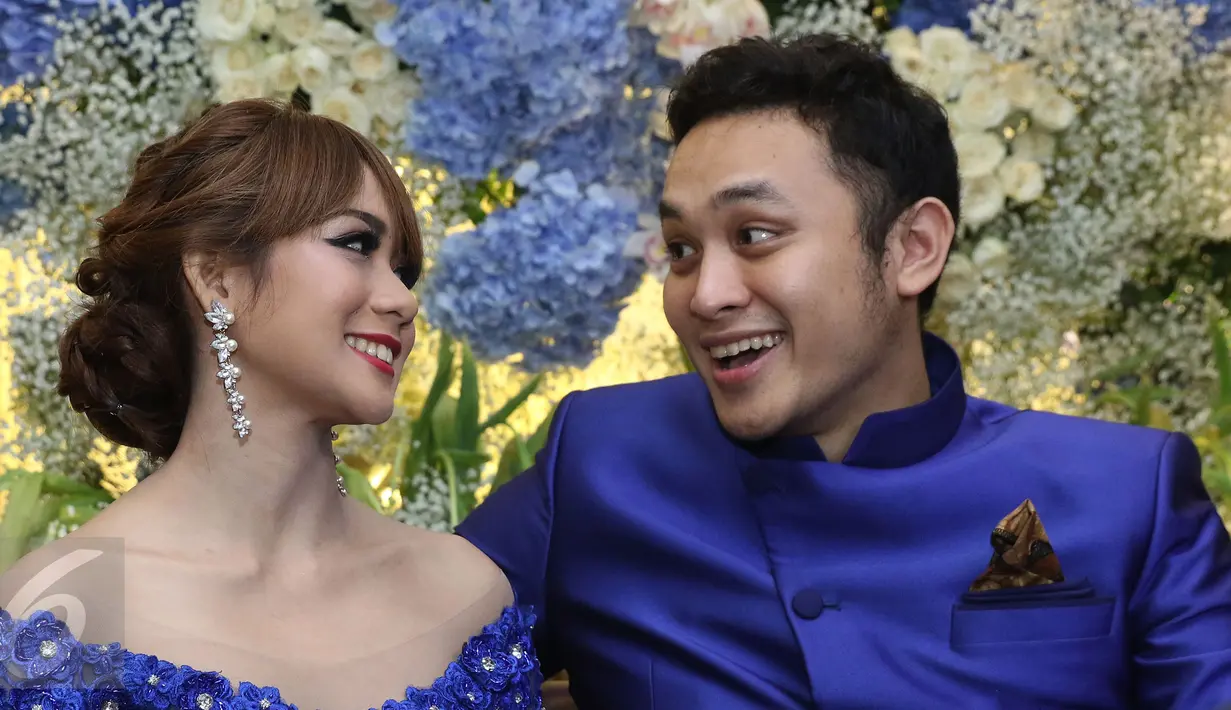Pasangan selebritis Gilang Dirga dan Adiezty Fersa berbincang seusai acara lamaran di kawasan Wijaya, Jakarta, Rabu (17/08). Gilang Dirga melamar sang kekasih Adiezty Fersa, tepat di hari ulang tahunnya pada (17/08/2016). (Liputan6.com/Herman Zakharia)