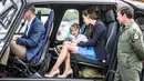 Pangeran George saat berada di dalam helikopter "Squirrel" dengan ditemani orang tuanya, Pangeran Williams bersama Kate Middleton saat mengunjungi Royal International Air Tattoo di RAF Fairford di Gloucestershire, Inggris, (8/7). (REUTERS/Richard Pohle)