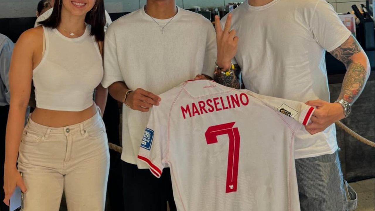 Marselino Ferdinand Tepati Janji, Ganindra Bimo Terima Jersey Kemenangan Timnas Indonesia vs Arab Saudi