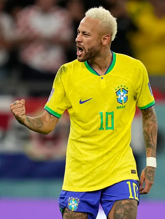 <p>Pemain Brasil Neymar melakukan selebrasi usai mencetak gol ke gawang Kroasia pada pertandingan sepak bola perempat final Piala Dunia 2022 di Stadion Education City, Al Rayyan, Qatar, 9 Desember 2022. Dikenal kerap ganti gaya rambut, untuk Piala Dunia 2022 Neymar mengecat pirang rambut hitamnya. (AP Photo/Martin Meissner)</p>