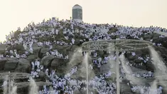 Kabut air disemprotkan ke jemaah haji saat mereka berdoa di bukit berbatu yang dikenal sebagai Gunung Rahmat di Dataran Arafah selama ibadah haji tahunan dekat Kota Suci Makkah, Arab Saudi, Selasa (27/6/2023). Sekitar dua juta jemaah berkumpul di Kota Suci Makkah untuk haji terbesar sejak pandemi virus corona COVID-19 yang sangat membatasi akses ke salah satu dari lima rukun Islam tersebut. (AP Photo/Amr Nabil)