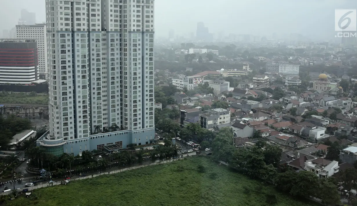 Pemandangan gedung-gedung bertingkat di Jakarta, Rabu (25/4). Luas Ruang Terbuka Hijau (RTH) Ibu Kota baru mencapai 9,98 persen dari target 30 persen total luas wilayah DKI Jakarta. (Liputan6.com/Faizal Fanani)