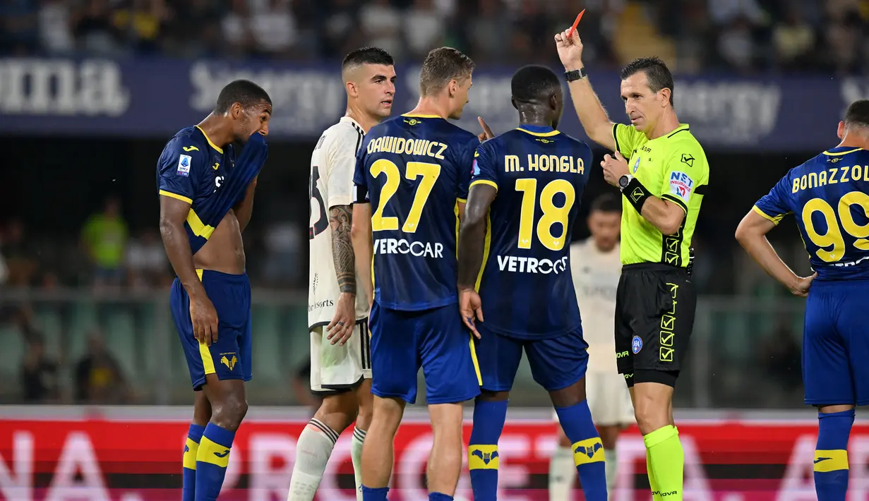 Kekalahan pertama AS Roma di Serie A Liga Italia 2023/2024 terjadi pada pekan kedua (26/8/2023) saat kalah 1-2 dari tuan rumah Hellas Verona. Pada akhir babak pertama AS Roma telah tertinggal 0-2 lewat gol Ondrej Duda (4') dan Cyril Ngonge pada masa injury time babak pertama. AS Roma hanya mampu membalas satu gol melalui Housseim Aouar (56'). (romapress.net)