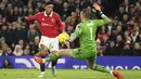 <p>Penjaga gawang Everton, Jordan Pickford melakukan penyelamatan dari tendangan penyerang Manchester United, Anthony Martial pada laga putaran ketiga Piala FA di Old Trafford di Manchester, Inggris, Sabtu (7/1/2023). Manchester United menang atas Everton dengan skor 3-1. (AP Photo/Dave Thompson)</p>