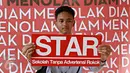 Siswa membentangkan poster STAR saat kegiatan 'Sekolah Tanpa Asap Rokok (STAR): Menolak Diam' di Taman Menteng, Jakarta, Sabtu (21/11). Aksi ini untuk mendeklarasikan penolakan menjadi target industri rokok melalui iklan. (Liputan6.com/Immanuel Antonius)
