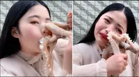 Seaside Girl saat mencoba makan gurita (Sumber: Twitter/worldofbuzz)