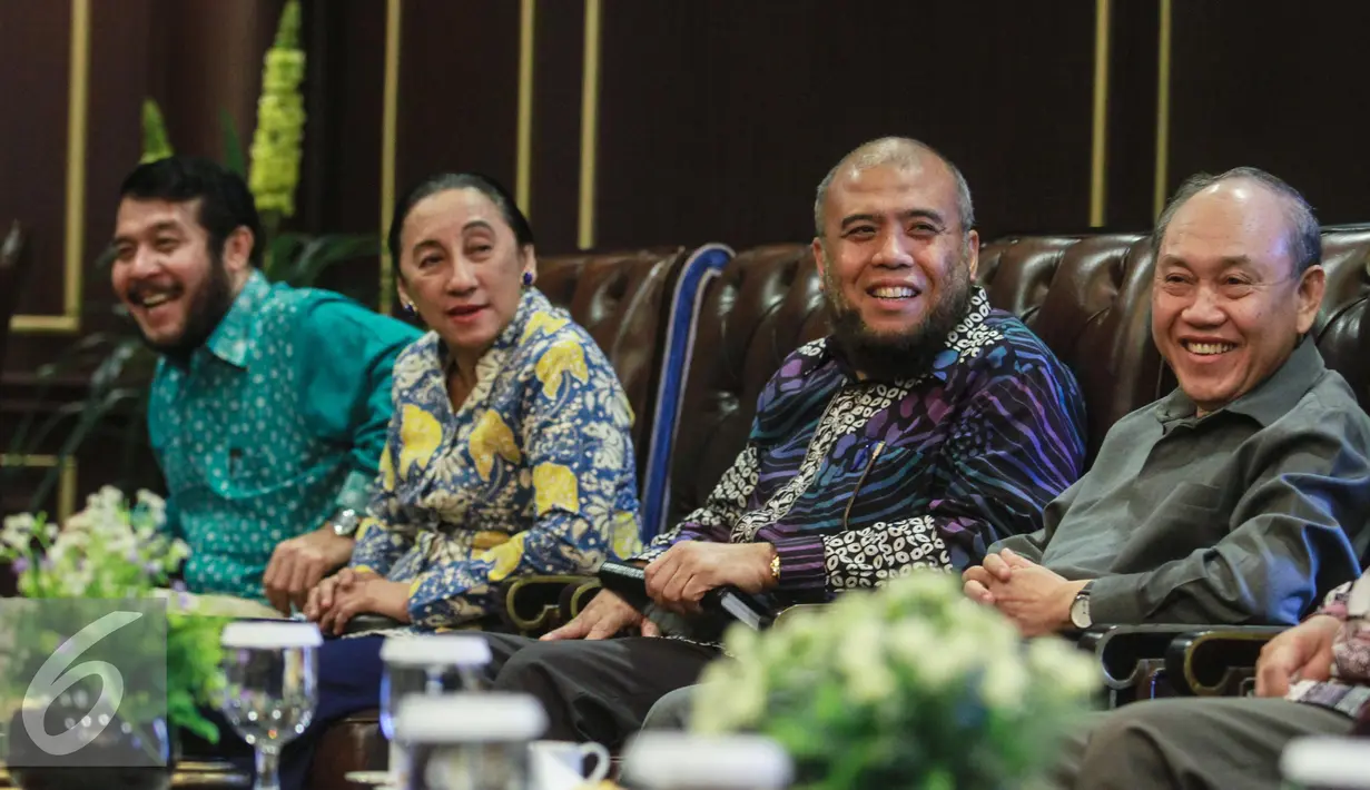 Sejumlah hakim Mahkamah Konstitusi hadir dalam pertemuan di Gedung Mahakamah Konstitusi, Jakarta, Rabu (6/1/2016). Pertemuan membahas koordinasi terkait penanganan korupsi. (Liputan6.com/Faizal Fanani)