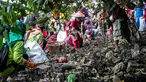 Anak-anak memungut sampah yang berserakan di sekitar kawasan pantai di Surabaya, Jawa Timur, Sabtu (21/9/2019).Aksi tersebut sebagai wujud kepedulian terhadap kebersihan lingkungan sekaligus dalam rangka memperingati World Cleanup Day 2019.  (JUNI KRISWANTO / AFP)