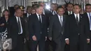 Gubernur Bank Indonesia (BI) Agus Martowardojo berjalan bersama Presiden Finlandia Sauli Niinisto, Jakarta (4/11). Dalam kunjungan tersebut gubernur BI membahas persoalan Ekonomi antara kedua negara untuk menjalin kerjasama. (Liputan6.com/Angga Yuniar)