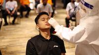 Pebulutangkis Indonesia, Anthony Sinisuka Ginting saat melakukan tes PCR ketika mengikuti Indonesia Badminton Festival 2021. (Istimewa)