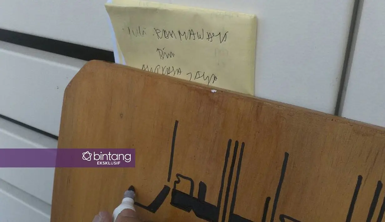 Di hari yang sama, Sabtu (10/6/2017), Jupe akan dikebumikan di TPU Pondok Ranggon, Cibubur, Jakarta Timur. Di mana lokasi tersebut tak berjauhan dengan kediaman Jupe. (Nurwahyunan/Bintang.com)