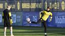 Gelandang Borrusia Dortmund, Marco Reus dan Julian Brandt saat mengikuti sesi latihan tim di tempat latihan di Dortmund, Jerman, Selasa (3/11/2020). Dortmund akan bertanding melawan Club Brugge pada grup F Liga Champions di Jan Breydel Stadion, Belgia. (AP Photo/Martin Meissner)