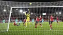 Penjaga gawang Southampton Fraser Forster menepis bola saat melawan Liverpool pada pertandingan Liga Inggris di St Mary's Stadium, Southampton, Inggris, Senin (4/1/2021). Southampton menang 1-0 atas Liverpool. (AP Photo/Noami Baker,Pool)