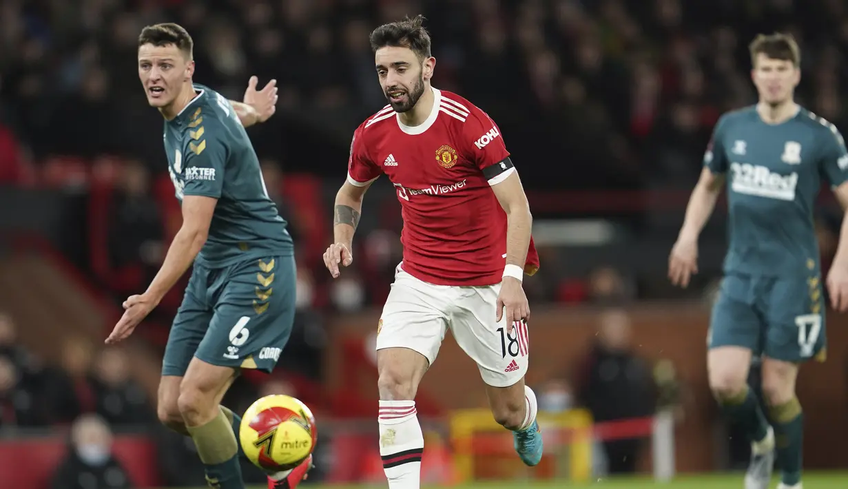Manchester United langsung mendapat peluang matang saat laga baru berjalan dua menit. Bruno Fernandes gagal menyambar bola pantulan hasil sepakan Jadon Sancho yang membentur mistar gawang Middlesbrough. (AP/Jon Super)