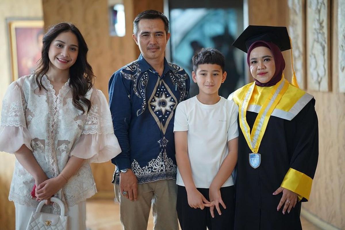 7 Potret Mbak Lala Akhirnya Wisuda S1, Didampingi Nagita Slavina hingga Rafathar - Lulus dengan IPK 3,57