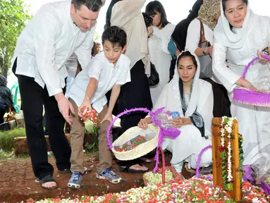 Artis Maudy Koesnaedi didampingi suami dan buah hatinya, Eddy Maliq Meijer saat menghadiri acara pemakaman Ibunda tercinta, Sondari Soemijati di TPU Karet Bivak, Jakarta, Kamis (16/4/2015). (Liputan6.com/Panji Diksana)