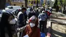 Para lansia di atas 60 tahun menunggu untuk menerima vaksin Covid-19 AstraZeneca di luar pusat kesehatan di wilayah terpencil Milpa Alta di Mexico City, Senin (15/2/2021). Meksiko pada Senin (15/2) mulai melakukan vaksinasi massal Covid-19 pada jutaan warga lanjut usia. (AP/Rebecca Blackwell