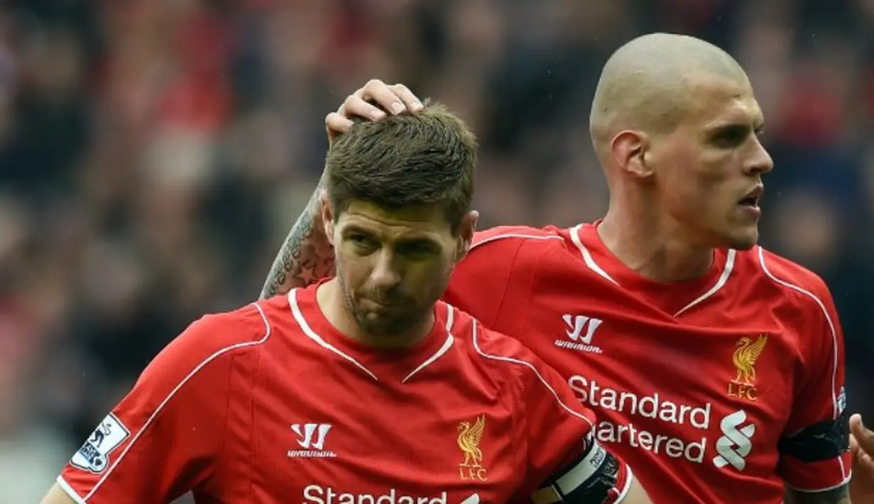 Steven Gerrard di hibur oleh Martin Skrtel setelah gagal mencetak gol melalui penalti saat melawan Queens Park Rangers. 2 Mei 2015. (AFP PHOTO/PAUL ELLIS) 