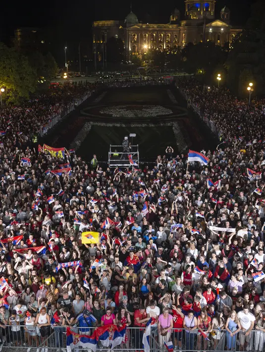 Ribuan masyarakat Serbia memadati ibu kota Belgrade, Serbia untuk menyambut petenis Novak Djokovic dan Timnas Basket Serbia di ibu kota Belgrade, Serbia, 12 September 2023 waktu setempat. Seperti diketahui, Novak Djokovic baru saja memenangkan gelar grand slam ke-24 setelah menjuarai US Open 2023. Sementara itu, Timnas Basket Serbia berhasil meraih medali perak setelah finis kedua di Piala Dunia FIBA 2023. (AP Photo/Marko Drobnjakovic)