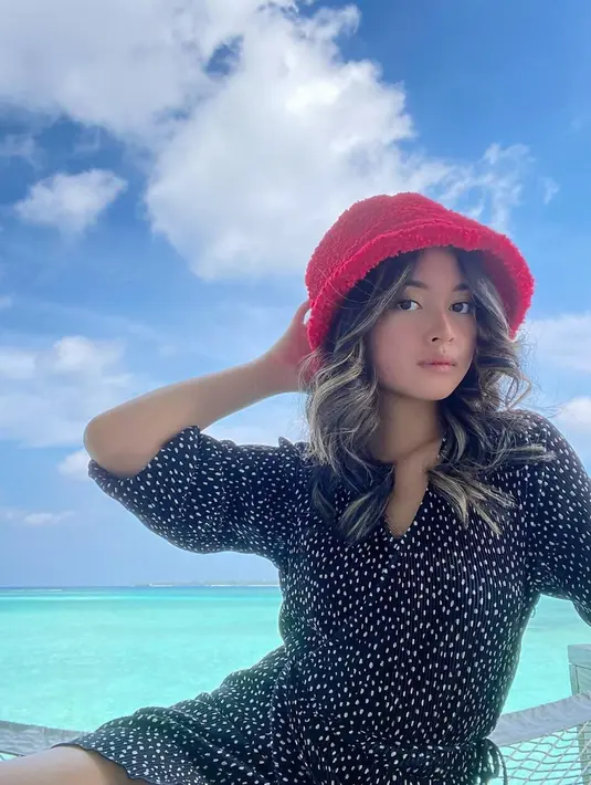 Seru liburan di Maldive, Yoriko tampil menawan mengenakan simple dress hitamnya. Maladewa memang menjadi salah satu tempat liburan yang cukup banyak diminati para selebriti Indonesia. (Liputan6.com/IG/@yorikooangln_)