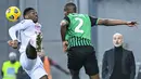 Penyerang AC Milan, Rafael Leao, berebut bola dengan pemain Sassuolo, Marlon, pada laga Liga Italia di Stadion Mapei, Minggu (20/12/2020). AC Milan menang dengan skor 2-1. (Alberto Pizzoli/AFP)