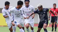 Kapten PSG Pati Zulham Zamrun harus dikawal tiga pemain PSIM saat laga yang berakhir 2-0 di Stadion Manahan Solo, Selasa (19/10/2021). (Bola.com/Gatot Susetyo)