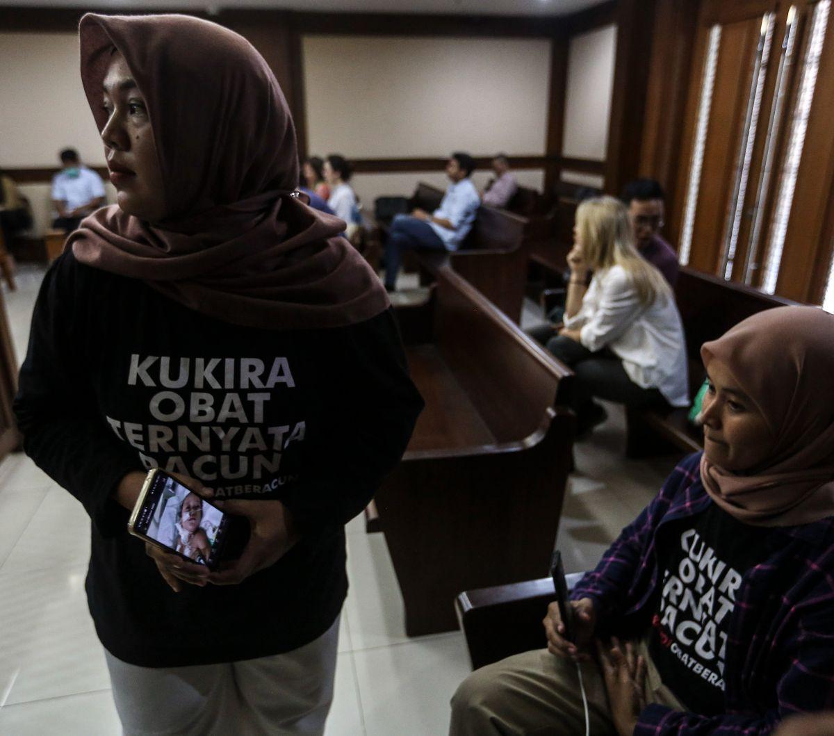 Penggugat dibagi menjadi tiga kelompok. 

Kelompok Pertama: 
Keluarga dari pasien yang meninggal setelah mengonsumsi obat dari PT Afi Farma Pharmaceutical Industry.