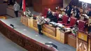 Menhan, Ryamizard Ryacudu bersalaman dengan Wakil Ketua DPR Agus Hermanto usai membacakan pandangan pemerintah terkait RUU Pengelolaan Sumber Daya Nasional (PSDN) untuk Pertahanan Negara di Kompleks Parlemen, Jakarta, Kamis (26/9/2019). (Liputan6.com/Helmi Fithriansyah)