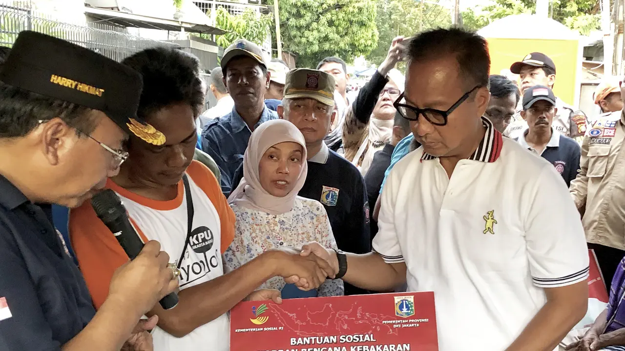 Menteri Sosial memberi bantuan korban kebakaran di Kelurahan Krukut, Taman Sari, Jakarta Barat pada Minggu, 17 Maret 2019 lalu. (Liputan6.com/Ratu Annisa Suryasumirat)