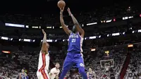 Aksi Joel Embiid melepaskan tembakan saat Sixers melawan Heat pada gim ketiga play-off NBA (AP)