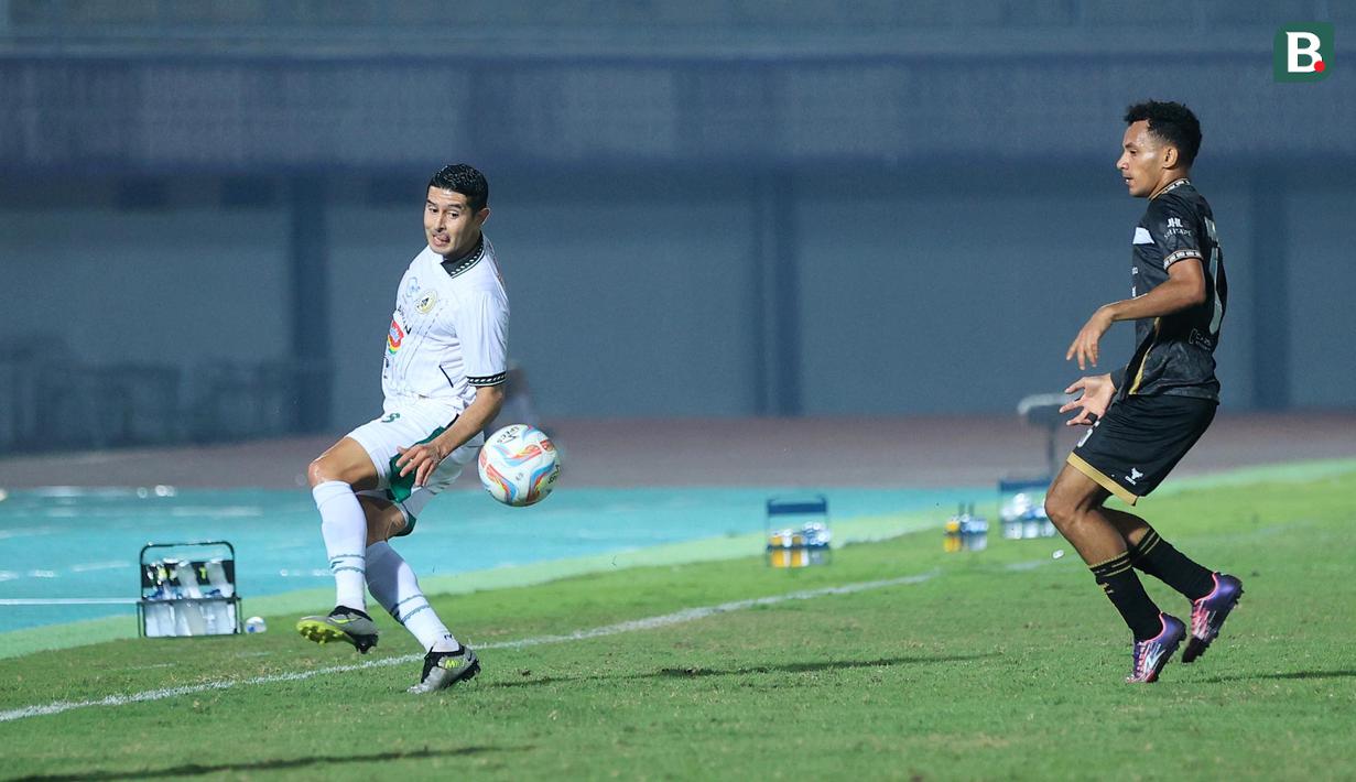 Pemain PSS Sleman, Estebán Vizcarra, berusaha mengontrol bola yang melaju terlalu cepat saat melawan Dewa United pada laga pekan ke-15 BRI Liga 1 di Stadion Indomilk Arena, Tangerang, Jumat (6/10/2023). Total 6 laga PSS tanpa meraih kemenangan. (Bola.com/M. Iqbal Ichsan)