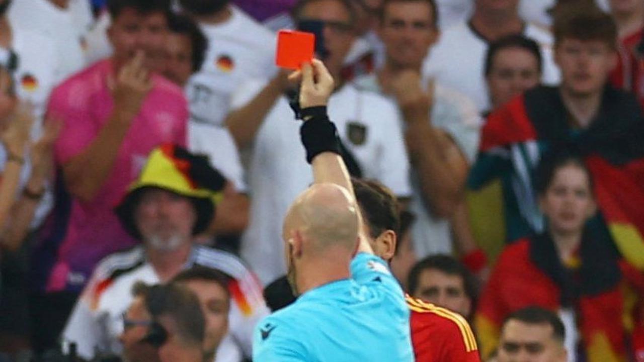 Duel Spanyol vs Jerman berlangsung panas dan banjir kartu. Setidaknya ada 14 kartu kuning dan 1 kartu merah yang dikeluarkan dari saku wasit.&nbsp;Foto: Reuters