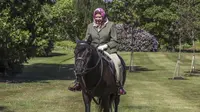 Ratu Elizabeth menunggangi kuda di kompleks istana setelah masa lockdown. (Steve Parsons/Pool via AP)