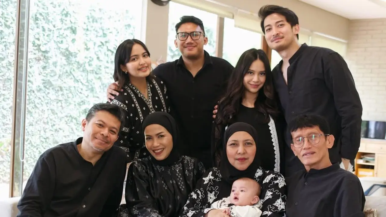 Hanggini Pancarkan Aura Keibuan di Lebaran, Makeup Minimalis dan Outfit Hitam Jadi Highlight