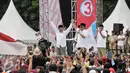 Prabowo Subianto dan Presiden PKS Sohibul Iman saat kampanye akbar di Lapangan Banteng, Jakarta Pusat, Minggu (5/2). Prabowo juga mengajak kepada seluruh simpatisan Anies-Sandi untuk kerja keras memenangkan Pilkada DKI. (Liputan6.com/Yoppy Renato)