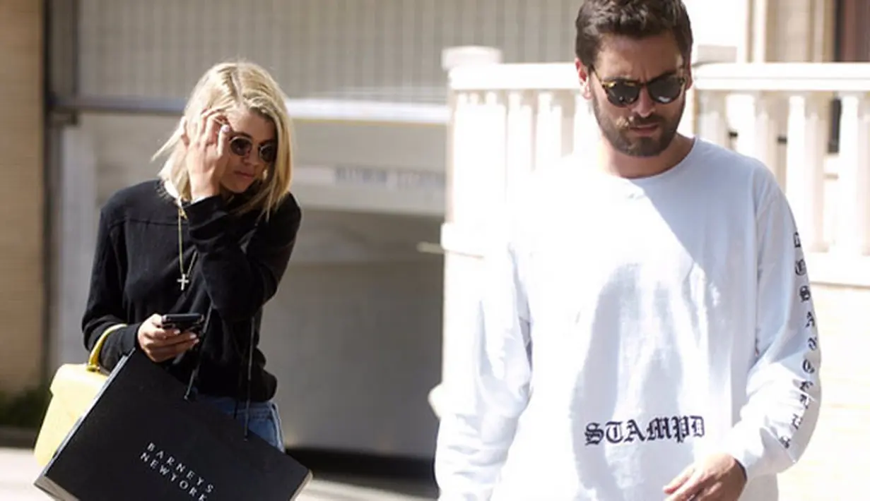 Pasangan kekasih baru ini juga sudah tak malu lagi memamerkan kemesraannya di depan umum. Seperti yang terlihat dalam unggahan foto-foto mereka di media sosial penggemar mereka berdua. (Instagram/richieupdates)